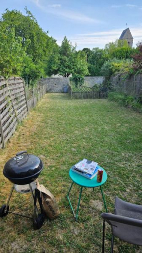 Saint Quentin en Yvelines- Montigny le Bretonneux village, avec jardin,10min des sites olympiques de golf et de vélo, 15 minutes de Versailles 30 minutes de Paris Host fluent in English